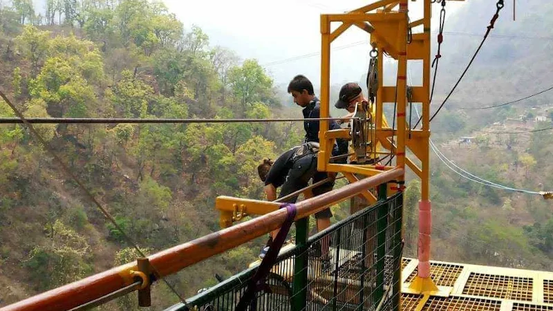 Jurasik Park Inn Bungee Jumping