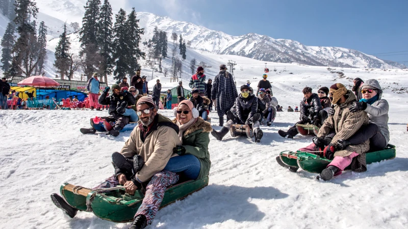 How to travel from Delhi to Gulmarg